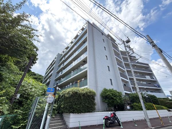 マンション建物敷地内には植栽を配しています。