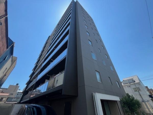ダークトーンの外壁モダンなデザインの外観になっております。