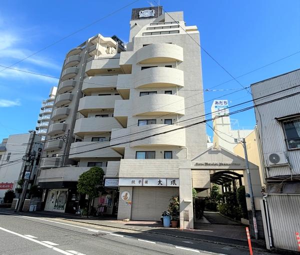 白を基調としたタイルが美しく映える、重厚感のある外観