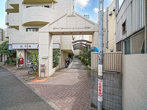 居住者を出迎えるマンション入口