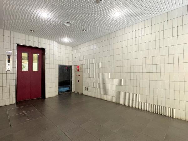 居住者を出迎えるマンション入口