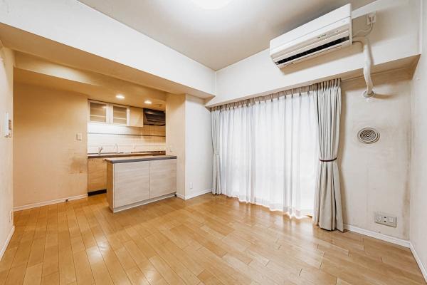 陽光が差し込む、明るい空間。ご家族皆様でゆったりとお寛ぎいただけます。