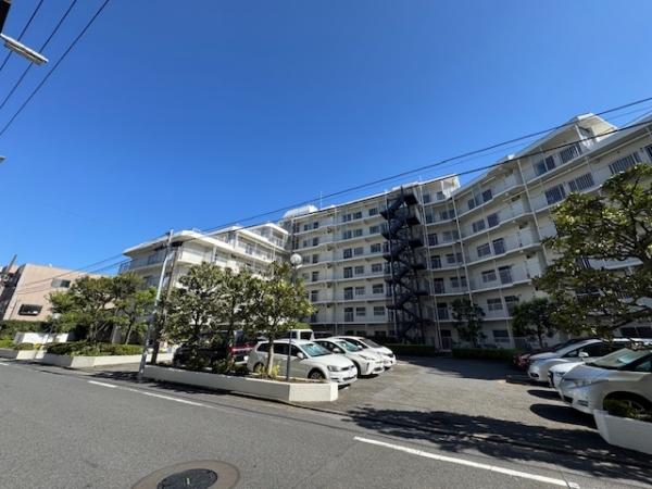 敷地にはゆとりがあり閑静な住宅街に佇むマンションです