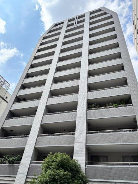 駅から平坦な道のり徒歩4分、ポレポレ通り沿いに立地するマンションです。