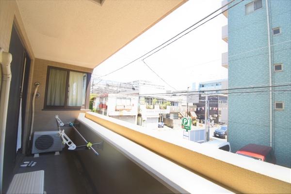 来客を出迎える広々としたエントランス