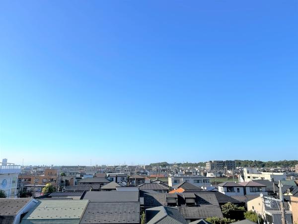 バルコニーの前には視界を遮る高い建物が無い為、眺望良好です。