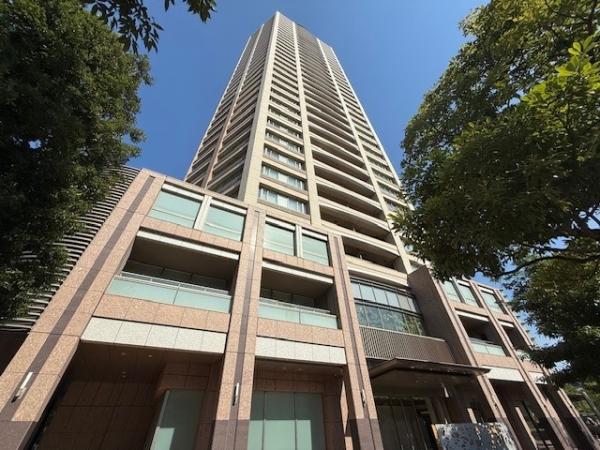 地上36階建のマンション外観