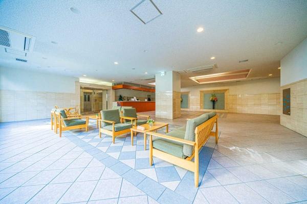 エントランスの自動ドアは、不審者や勧誘員などが建物内に立ち入るのを防いでくれるオートロック付きです。