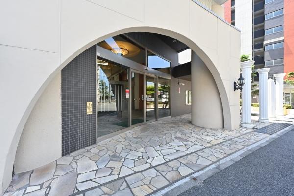 アーチ型のエントランスゲートが居住者の方や、来訪者を出迎えるグランドエントランス