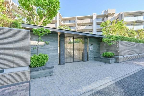 長大な塀と格子デザインのオートロックドアで風格ある門構えのヒルトップゲート