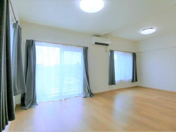 洋室１のドアを開けることで、キッチンから奥に開放感と明るさを感じることが可能なレイアウトです。