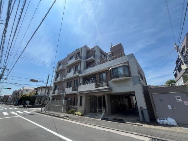 閑静な住宅街に佇むマンション