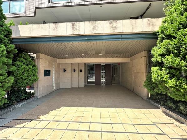 ゆとりあるスペースのエントランスアプローチ