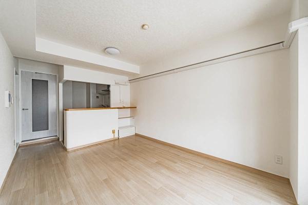 陽光が差し込む、明るい空間。ご家族皆様でゆったりとお寛ぎいただけます。