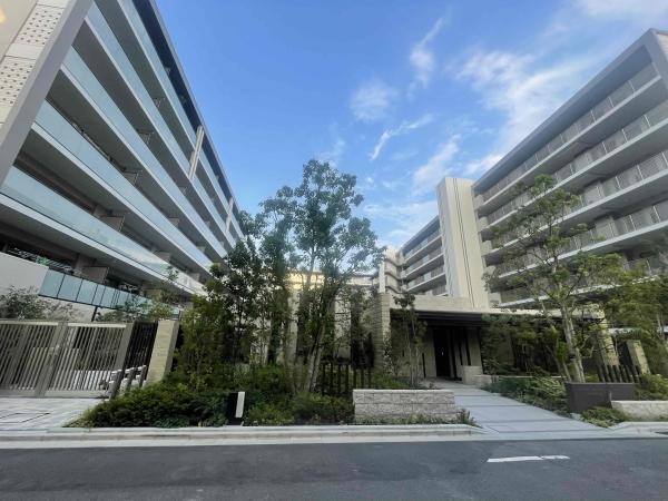 建物外観を西側から撮影