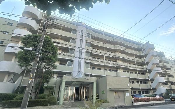 爽やかなライトグリーンを基調としたタイル貼りの外観