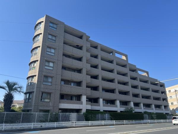 湘南らしい開放感とリゾート感を兼ね備えた魅力的なデザインが特徴のマンションです。