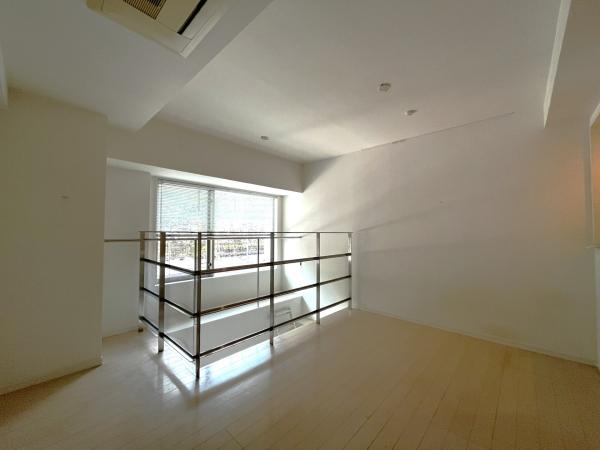 ガラスやタイルを活かしたエントランス