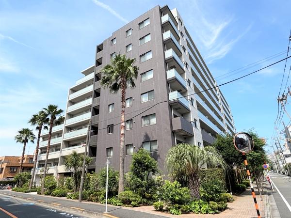 南西側より建物外観