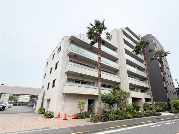 西側より建物外観