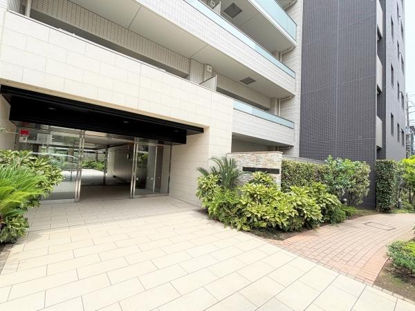 西側より建物外観