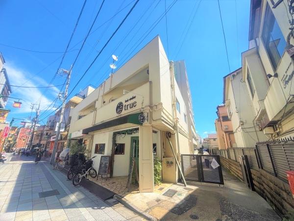 建物エントランス側外観写真