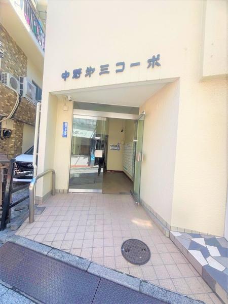 建物エントランス側外観写真