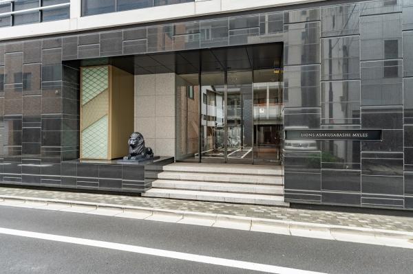 黒色の御影石を使用したエントランス