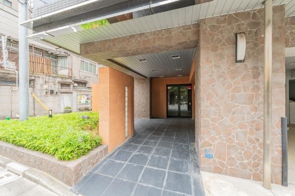 皆様を暖かく迎えてくれるエントランスになります。
