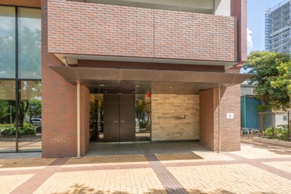 キッチン天板は耐久性の高い人造大理石仕様に変更。後部やカウンター下部に収納棚も追加しています。