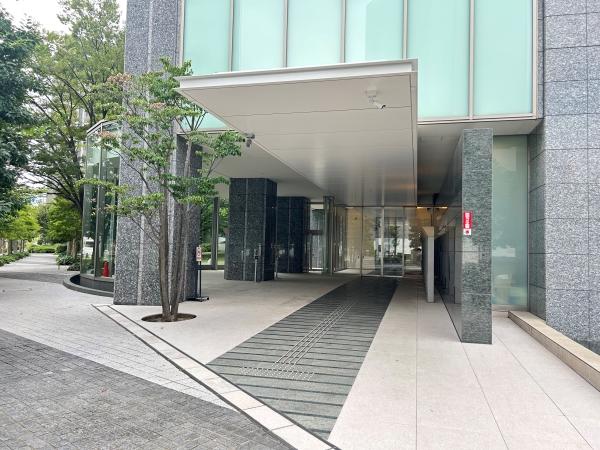 エントランスホール　エントランスホールにはスロープ状のアプローチがございます