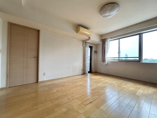 エントランスホール　エントランスホールにはスロープ状のアプローチがございます