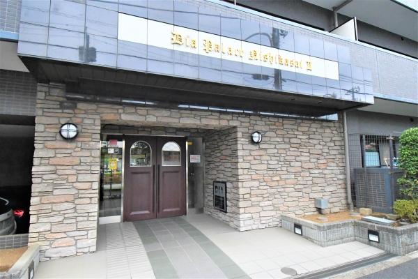 北東側外観　９階から上は１フロアに１〜２住戸の設計です