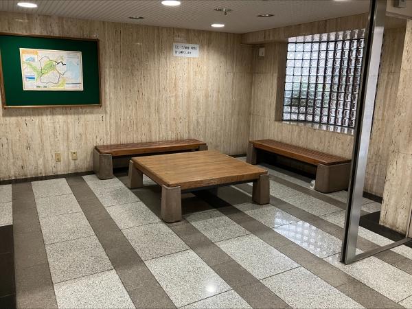 管理の行き届いたロビーです。来客時や待ち合わせにお使いいただけるベンチが設置されています。