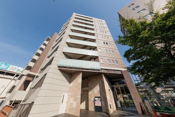「センター南」駅バスロータリー沿いに立地