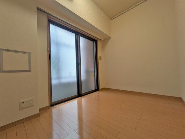 カーテンを開けてもプライバシーを保つことができる曇りガラス