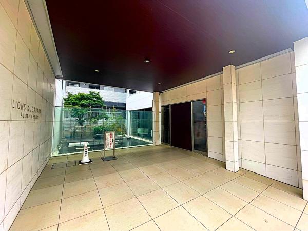 温かみのある照明が特徴的なメインエントランス
