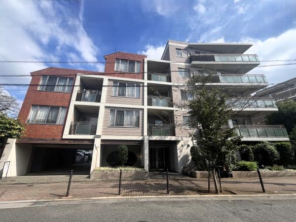 レンガ調でタイル張りの外観