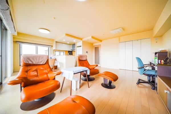 南側と西側の２面採光を確保した約２２．９平米のリビングダイニングキッチン