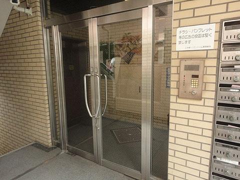 エントランスのドアは、不審者や勧誘員などの建物内立ち入りを防いでくれるオートロック付きです。