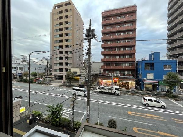 エントランスのドアは、不審者や勧誘員などの建物内立ち入りを防いでくれるオートロック付きです。