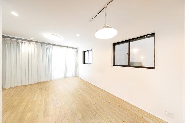 開口部が広く明るいリビング（CGで作成したリフォームイメージです）