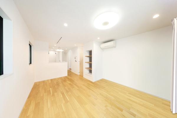 開口部が広く明るいリビング（CGで作成したリフォームイメージです）