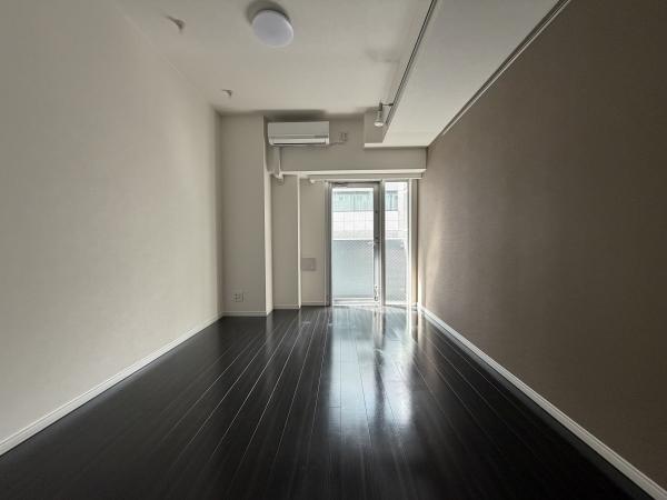 洋室、ピクチャレールと室内物干しあり