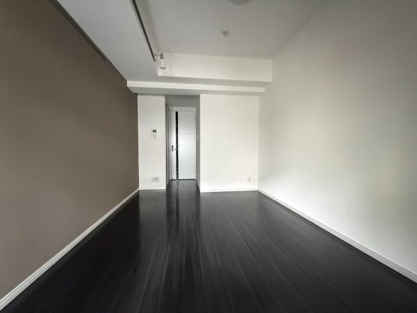 洋室、ピクチャレールと室内物干しあり