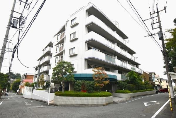 落ち着いた雰囲気を演出するタイル貼りの外観