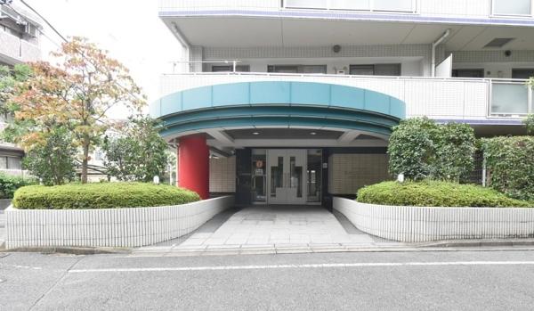 来訪者の確認ができるオートロック付き