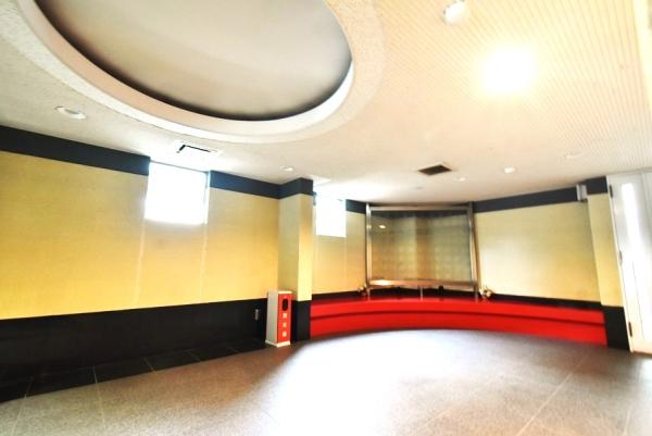 来訪者の確認ができるオートロック付き