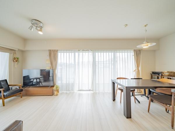 約１７．１帖のリビングダイニングでゆっくりおくつろぎいただけます。