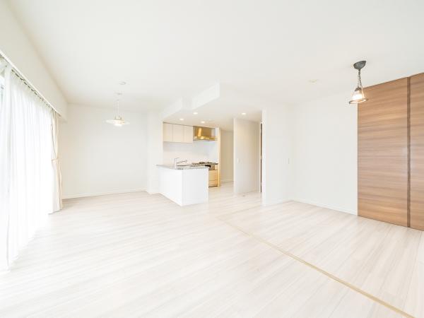 約１７．１帖のリビングダイニングでゆっくりおくつろぎいただけます。